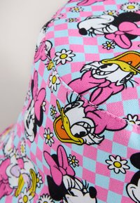 Chapeau bob en coton à motif à carreaux bleus et roses, illustré avec Minnie, Daisy Duck et des marguerites blanches.