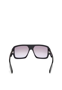 Ochelari de soare negri,, rectangulari, cu lentile gradient care trec de la violet închis la violet deschis, având brațe negre elegante și accente hardware subtile.