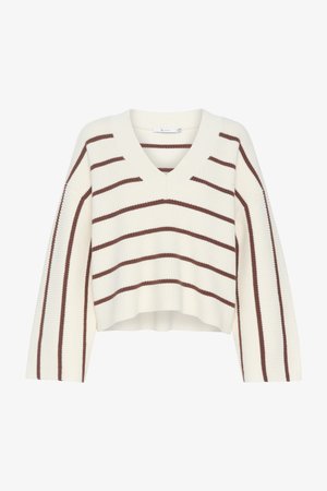 Pull court à col en V de couleur crème avec des rayures horizontales marron. Texture côtelée avec des manches longues et une coupe décontractée. Couleur unie sur les côtés.