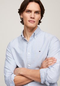 Tommy Hilfiger HERITAGE STRIPE SHIRT - Vapaa-ajan kauluspaita - shirt blue   white