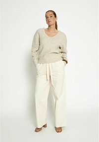PEPPERCORN Gilet - m fog sand mel