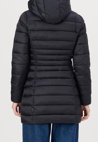 Manteau d'hiver noir avec un design ajusté, présentant un piquage horizontal, une capuche et des manches longues. Matériau texturé et léger.