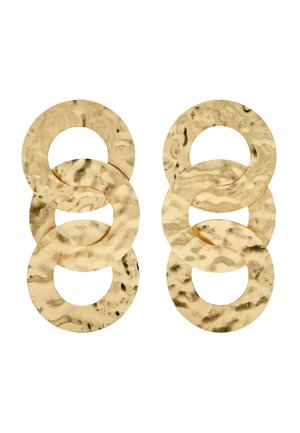 Złocone kolczyki z młotkowanego metalu, z trzema połączonymi ze sobą okrągłymi pętlami na każdym kolczyku.