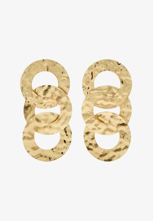 Złocone kolczyki z młotkowanego metalu, z trzema połączonymi ze sobą okrągłymi pętlami na każdym kolczyku.