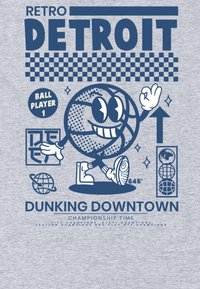 Usmívající se basketbalová postava v teniskách a rukavicích dává znamení OK, obklopena textem "Retro Detroit", kostkovaným vzorem a textem "Dunking Downtown".