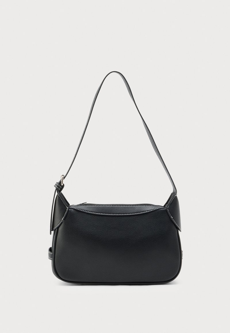 Sac à bandoulière en cuir noir avec une texture lisse, une forme arrondie et une fine bandoulière. Il dispose d'une fermeture éclair et d'accents matériels minimalistes.
