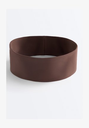 Széles barna szövet fejpánt sima textúrával, fehér háttéren bemutatva.