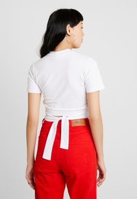 Fila ROXY BELTED - T-shirt con stampa - bright white