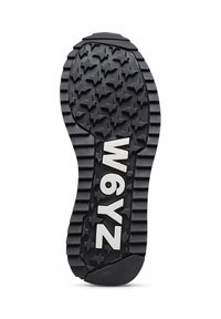 Suola in gomma nera con un motivo di battistrada a forma di stella. Presenta la scritta bianca "W6YZ" sul lato. Superficie testurizzata per una migliore aderenza.