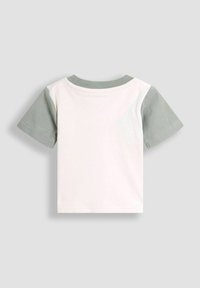 T-Shirt mit kurzen Ärmeln in Weiß und mit hellgrünen Ärmeln und Kragen. Aus weichem Baumwollmaterial mit klassischem Rundhalsdesign.