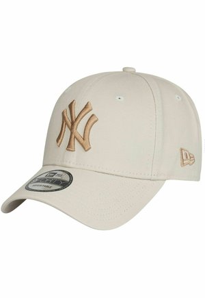 Beige Baseball Cap mit erhabenem, gesticktem braunem NY-Logo, verstellbarem Riemen und strukturiertem Schirm, ausgestattet mit Belüftungsöffnungen.