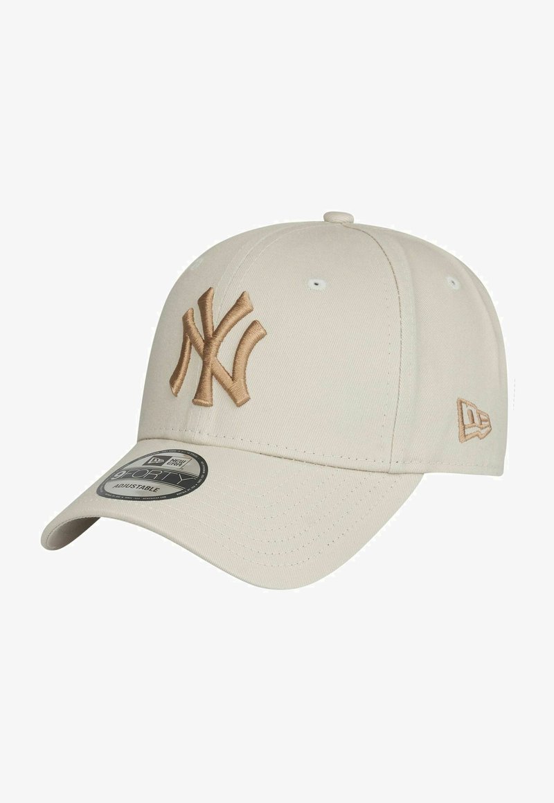 Beige Baseball Cap mit erhabenem, gesticktem braunem NY-Logo, verstellbarem Riemen und strukturiertem Schirm, ausgestattet mit Belüftungsöffnungen.
