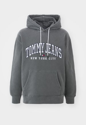 Felpa grigia con cappuccio e tasca frontale, caratterizzata da "TOMMY JEANS" e "NEW YORK CITY" in bianco, con un piccolo logo accentato in rosso e blu.