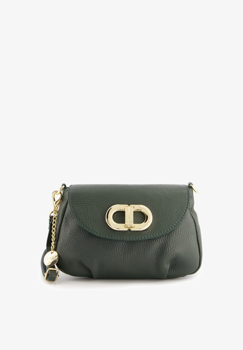 Grüne Lederhandtasche mit strukturiertem Finish, goldenen Beschlägen, einer Klappenverschluss und einem Kettenriemen-Detail. Kompakte und runde Form.