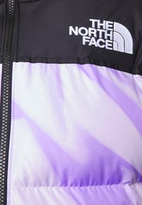 The North Face 1996 RETRO NUPTSE JACKET - Jakna ispunjena paperjem - icy lilac garment fold print