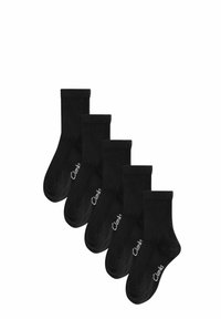 Sorte ribbede sokker med forstærkede tæer og hæle. Hver sok har "Clarks" logoet i hvid. Pakken inkluderer fem par.