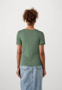 Vero Moda Tall VMPANDA - Základné tričko - laurel wreath