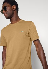 Lacoste T-shirt básica - leafy