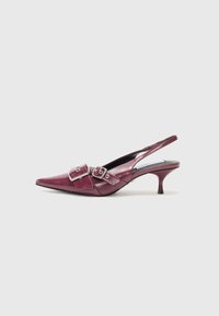 Pantofii din piele bordeaux, cu toc mic și vârf ascuțit, sunt cu sistem de prindere tip slingback și au accente cu catarame duble. Textură netedă cu detalii cusute.