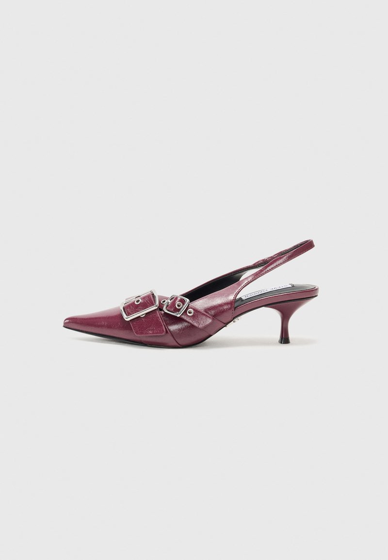 Pantofii din piele bordeaux, cu toc mic și vârf ascuțit, sunt cu sistem de prindere tip slingback și au accente cu catarame duble. Textură netedă cu detalii cusute.