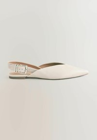 Valkoinen nahkainen slingback-kenkä, jossa on teräväkärkinen muoto, litteä pohja ja solkikiristyksellä varustettu hihna. Sileä pinta ja minimalistinen muotoilu. Sopii erilaisiin tilaisuuksiin.