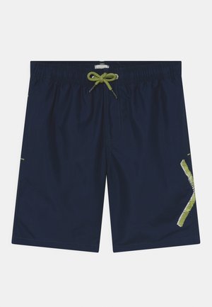 Bermudas de natação azul-marinho com um cós elástico e cordão verde. Apresentam realces diagonais contrastantes em verde e branco nas laterais.