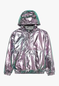 Metalická fialová anorak s kapucí, vybavená půlzipem vpředu, elastickými manžetami a lemem a přední kapsou. Hladký, odrazivý povrch.