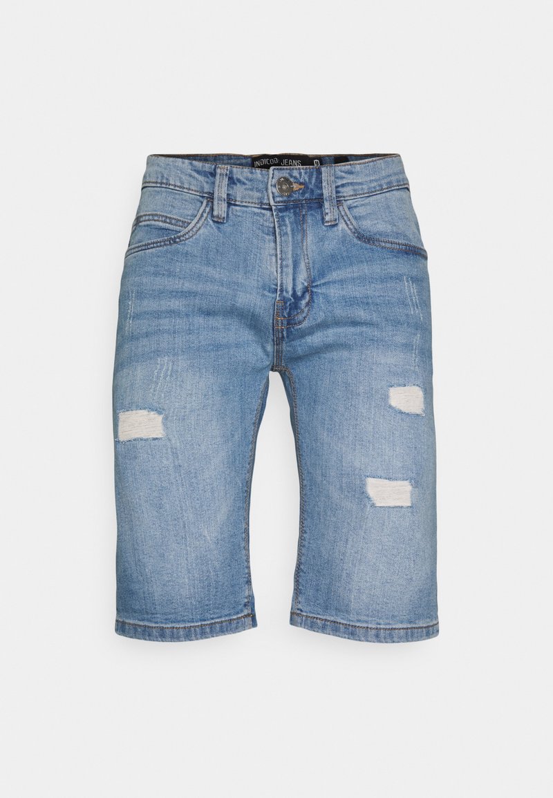 Calções de ganga azuis com um corte descontraído, apresentando remendos desgastados na frente, um design clássico de cinco bolsos e uma bainha dobrada.
