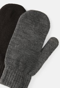 Par de luvas de malha; uma preta e uma cinza escura. Apresentam um punho canelado e uma textura suave com um design simples.