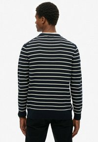 Marineblauw-wit gestreepte trui met lange mouwen, geribbelde boorden en zoom, voorzien van een ronde hals en een zachte textuur. Achteraanzicht getoond.