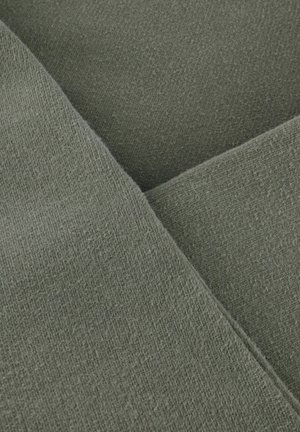 Suur lähedalt pehme, tekstuuriga kangas, mis on kahvatus oliivirohelise tooniga, nähtava kudumismustri ja tiheda koega.