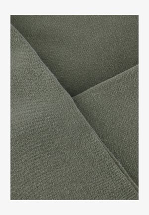 Suur lähedalt pehme, tekstuuriga kangas, mis on kahvatus oliivirohelise tooniga, nähtava kudumismustri ja tiheda koega.