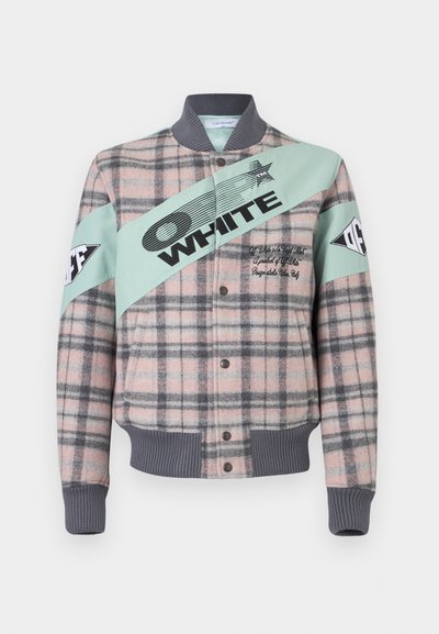 Veste universitaire à carreaux rose et gris avec une bande diagonale bleu sarcelle, texte « OFF WHITE », boutons-pression et poignets et col gris côtelés.