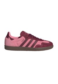 Rosa- und burgunderrote Wildledersneaker mit drei dunklen Streifen, rundem Zehenbereich, strukturierter Gummisohle, Logo auf der Zunge und gepolstertem Schaft.
