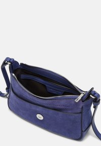 Borsa a tracolla in suede viola con scomparti con zip, hardware argentato e finitura testurizzata. Caratterizzata da una tracolla regolabile e tasche interne.