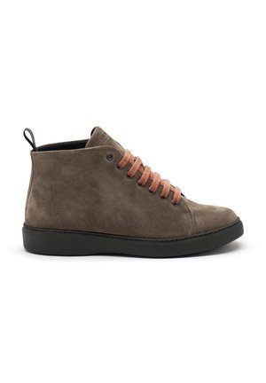 Stivaletti in suede marrone con suola in gomma scura e lacci rossicci, dotati di un chiusino sul tallone per facilitarne l'indossamento.