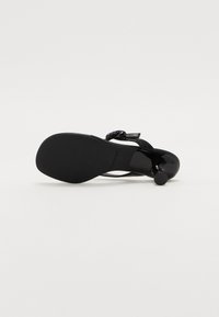 Call it Spring LOLLAA - Sandale s remenom u obliku slova T - black