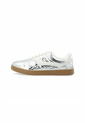 - Sneakersy niskie