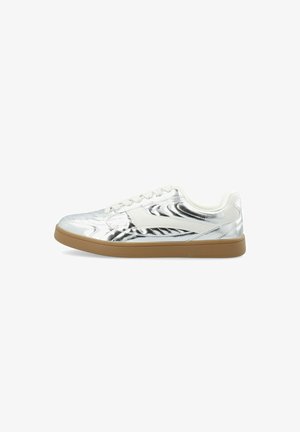 Zilveren metallic sneaker met een gestructureerd oppervlak, witte accenten en een gum zool. Kenmerkt zich door een vetersluiting en een lage snit.