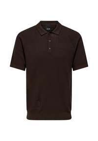 Brązowa koszulka polo z krótkim rękawem wykonana z tkaniny o fakturze, z plisą na trzy guziki oraz ściągaczami na kołnierzyku i rękawach. O kroju regularnym.