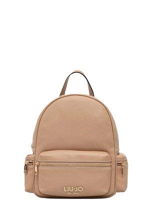 Piccolo zaino in pelle beige con tasche frontali e laterali con cerniera, cerniere color oro e logo Liu Jo Milano sulla tasca frontale.