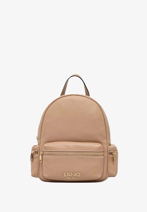 Piccolo zaino in pelle beige con tasche frontali e laterali con cerniera, cerniere color oro e logo Liu Jo Milano sulla tasca frontale.