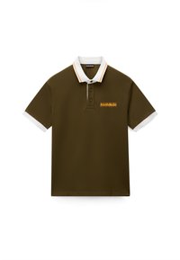 Πόλο πουκάμισο ελιάς με κοντά μανίκια, λευκό γιακά και μανσέτες, πατιλέτα με δύο κουμπιά και μικρό κίτρινο λογότυπο στο αριστερό στήθος.