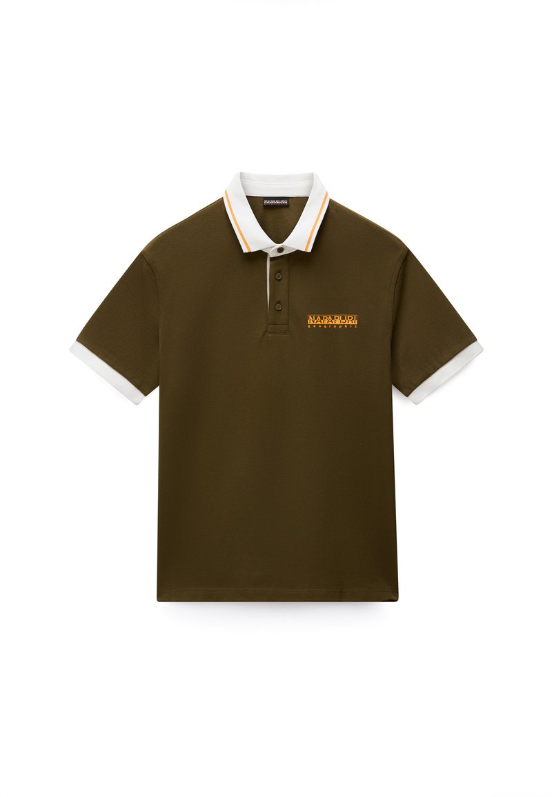 Πόλο πουκάμισο ελιάς με κοντά μανίκια, λευκό γιακά και μανσέτες, πατιλέτα με δύο κουμπιά και μικρό κίτρινο λογότυπο στο αριστερό στήθος.