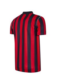 Rood en marineblauwe gestreepte polo met korte mouwen en een kraag, gemaakt van een gladde stof, met contrasterende witte stikselaccenten.