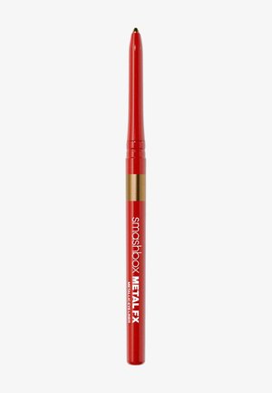 Rød metal eyeliner blyant med spids spids, med et gyldent accentbånd og hvid etikette med teksten "smashbox METAL FX."