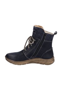 Bottines en cuir bleu marine avec une finition texturée, doublure en fourrure beige, fermeture éclair sur le côté, lacets gris et semelle en caoutchouc marron clair.