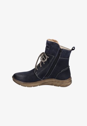 Bottines en cuir bleu marine avec une finition texturée, doublure en fourrure beige, fermeture éclair sur le côté, lacets gris et semelle en caoutchouc marron clair.