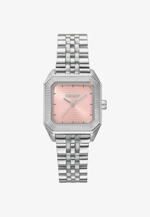 Vierkant zilveren horloge met roze wijzerplaat, zilveren uurmarkeringen, drie wijzers en een metalen schakelband, met het merk DKNY op de wijzerplaat.