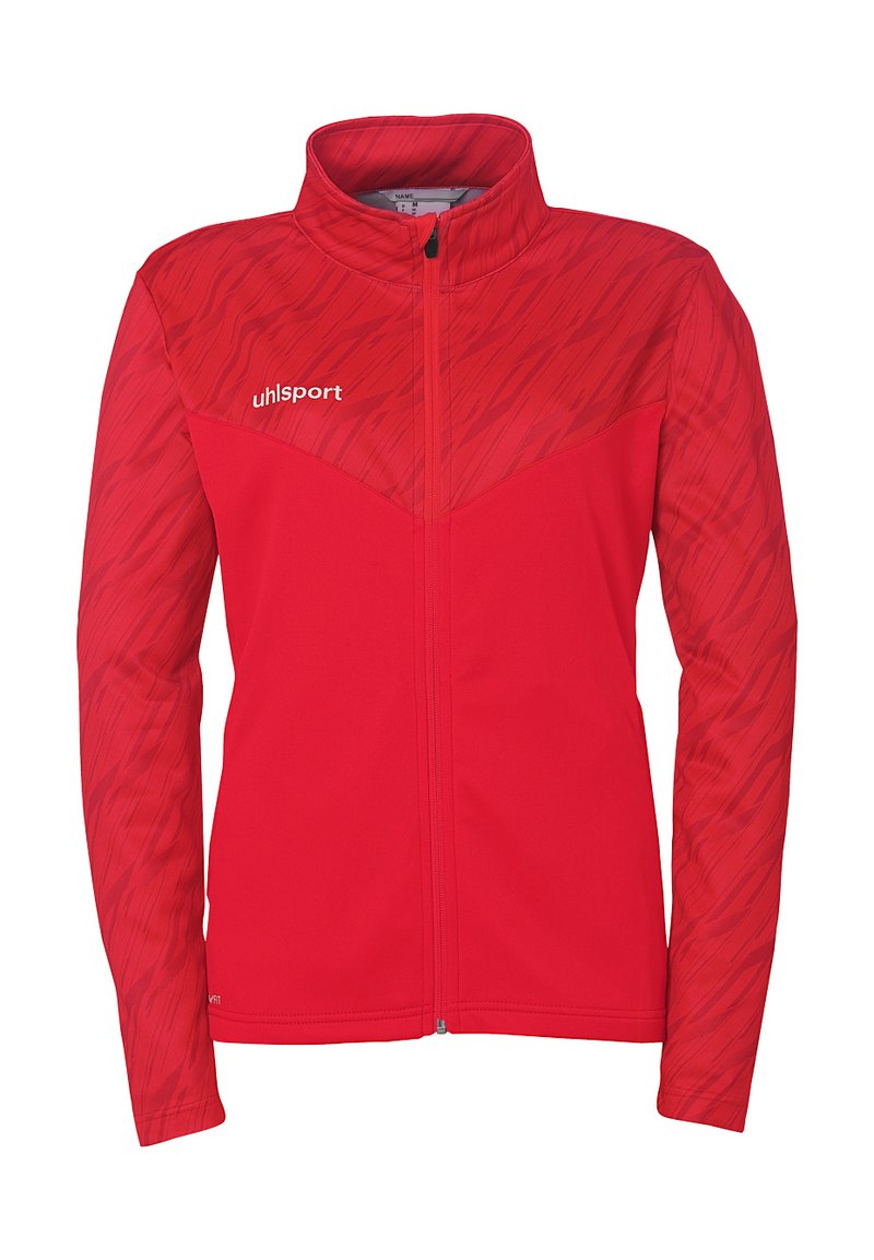 Rød zip-up jakke lavet af blødt stof, med et struktureret mønster på skuldrene og de øverste ærmer. Brandlogo på venstre side.